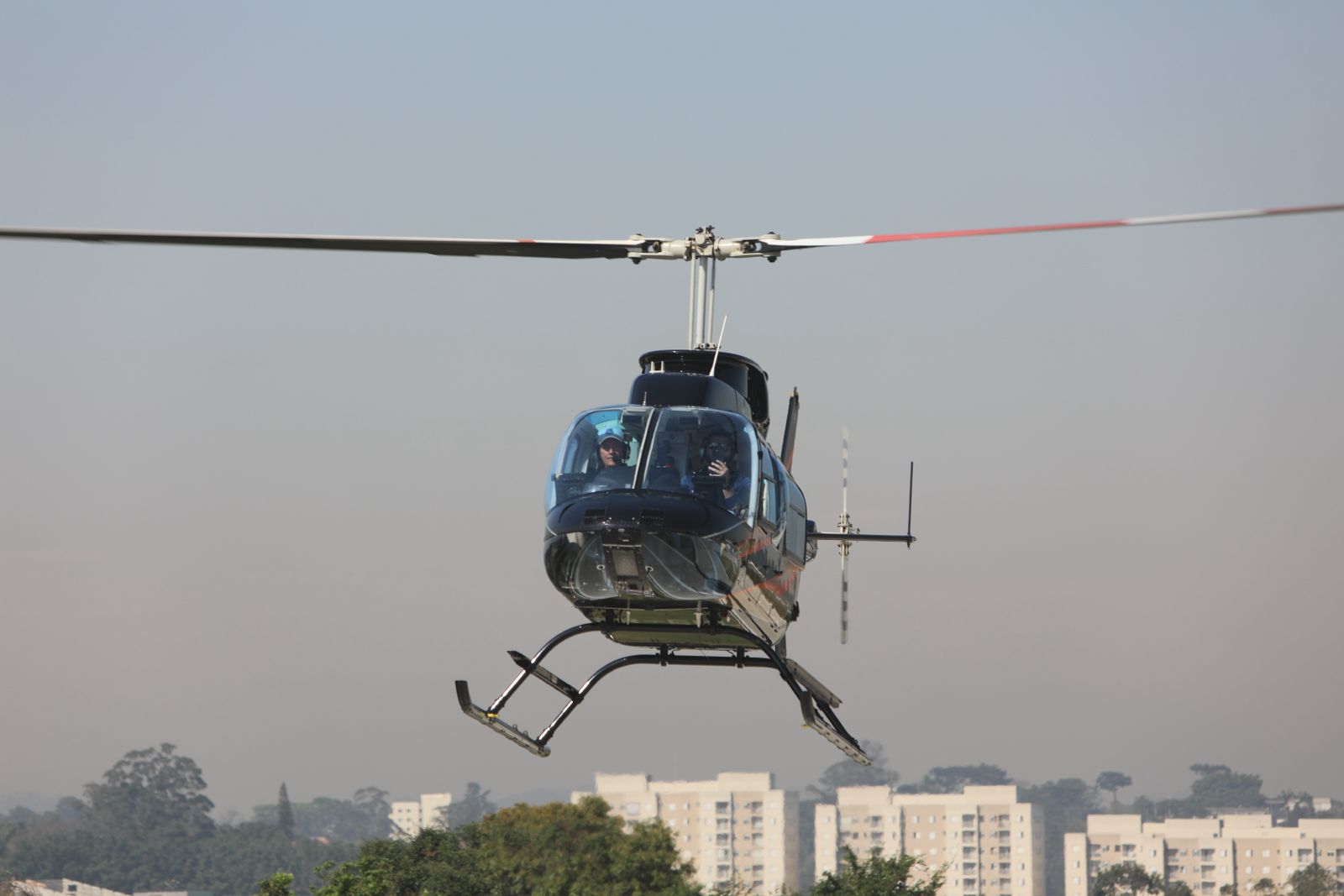 Helicóptero do SOS Brasil em aproximação